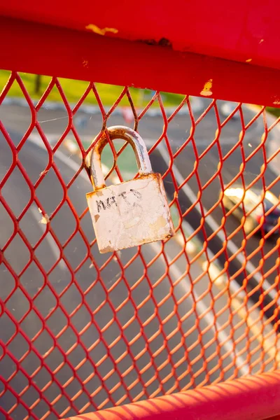 Une Clôture Maille Rouge Avec Cadenas — Photo