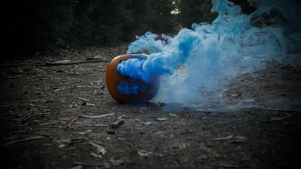 Egy Nagy Tök Faragott Arccal Mint Halloween Szimbóluma Füsttel Lyukakból — Stock Fotó