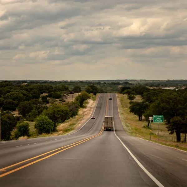 Přímá Dálnice Lesem Zatímco Texasu Jezdí Ponurý Den — Stock fotografie