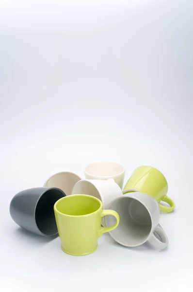 Set Tazze Ceramica Multicolore Tavolo Bianco Con Spazio Copia — Foto Stock