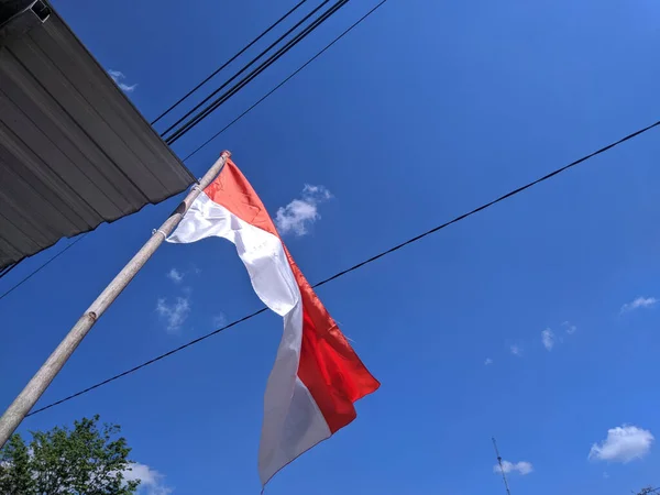 Zbliżenie Ujęcie Flagi Błękitnym Tle Nieba — Zdjęcie stockowe