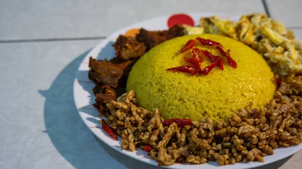 Een Traditioneel Indonesisch Gerecht Nasi Kuning Het Bord — Stockfoto