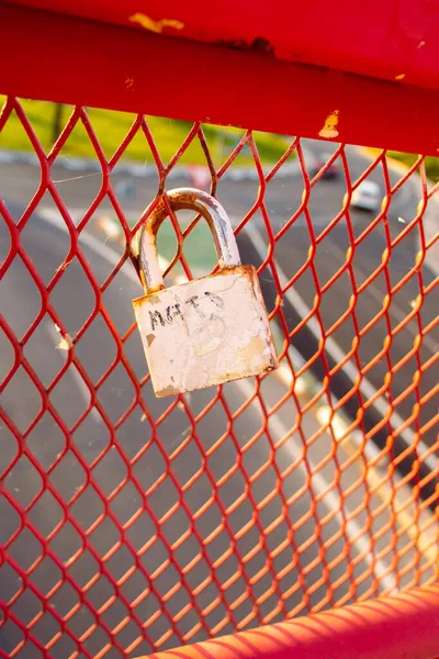 Red Mesh Fence Padlock — Stock Photo, Image