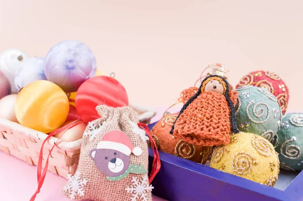 Bolas Decorativas Navidad Multicolores Figuritas Una Caja Madera Azul Con — Foto de Stock