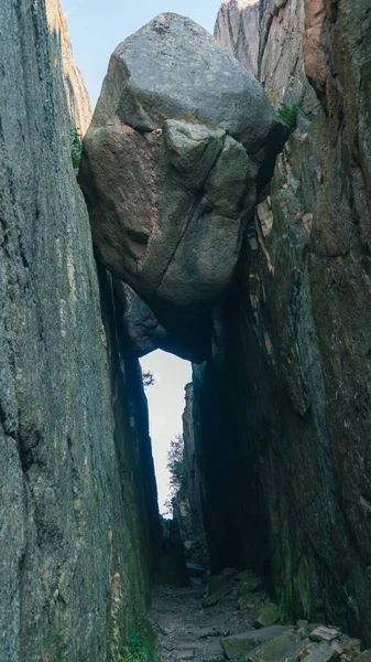 Una Vista Primer Plano Vertical Ángulo Bajo Una Gran Roca — Foto de Stock