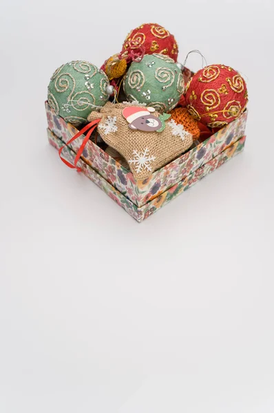 Vícebarevné Vánoční Ozdobné Kuličky Figurky Krabici Sapce Pro Text — Stock fotografie