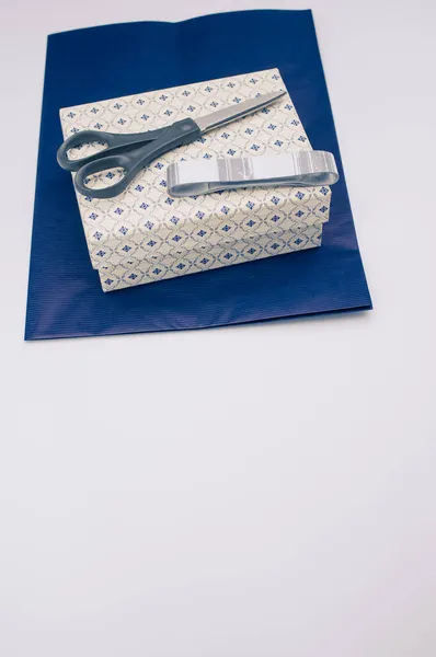 Papel Azul Caixa Decorada Fundo Branco Com Espaço Texto Papelaria — Fotografia de Stock