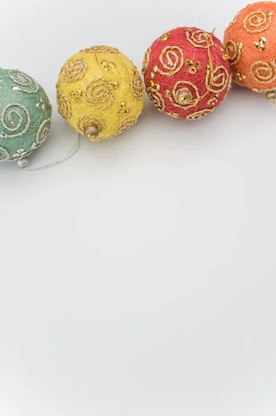 Bolas Decorativas Natal Multicoloridas Com Sapce Para Texto Uma Superfície — Fotografia de Stock