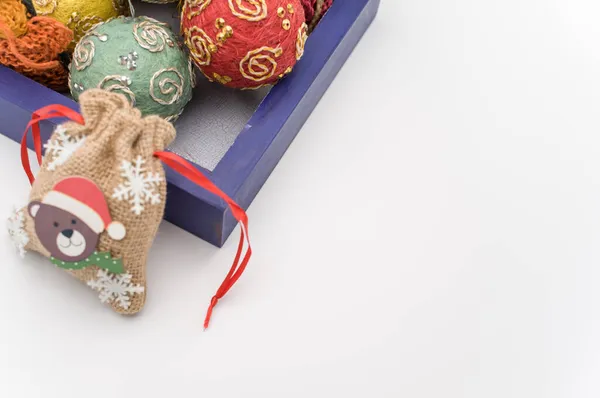 Bunte Weihnachtskugeln Und Figuren Einer Blauen Holzkiste Mit Textaufdruck — Stockfoto
