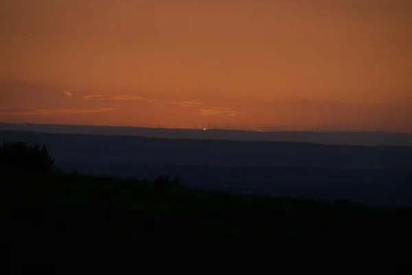 Uma Paisagem Silhueta Colinas Durante Pôr Sol Renânia Norte Vestefália — Fotografia de Stock