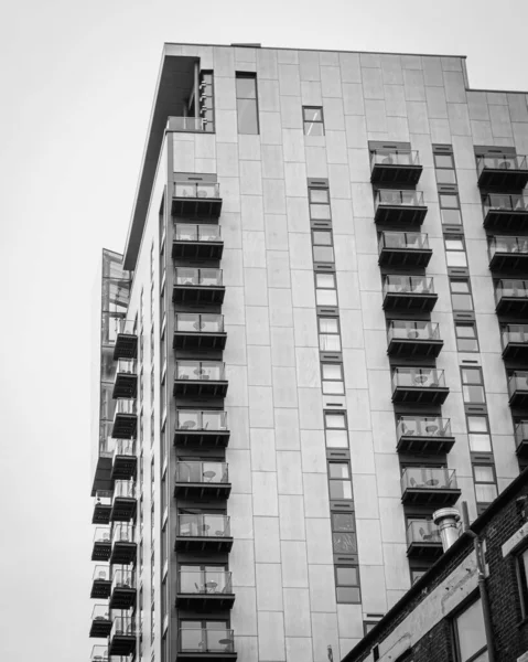 Grayscale Shot Modern Residential Building Daylight — Stock Photo, Image