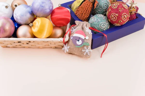 Veelkleurige Kerstballen Beeldjes Een Blauw Houten Doosje Met Spint Voor — Stockfoto