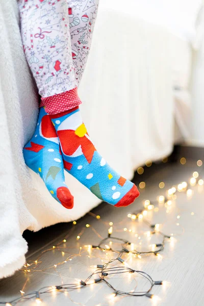 Вертикальный Снимок Ног Ребенка Разноцветными Носками Концепция Веселого Рождества — стоковое фото