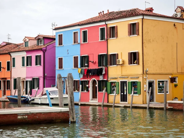 Kleurrijke Gebouwen Van Venetië Aan Baai Van Een Kanaal Met — Stockfoto
