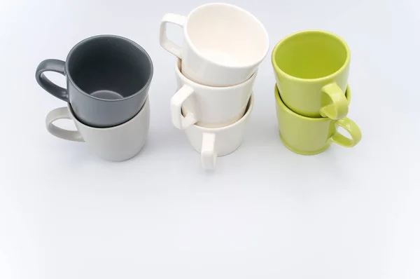 Set Tazze Ceramica Multicolore Tavolo Bianco Con Spazio Copia — Foto Stock