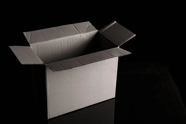 Eine Nahaufnahme Einer Offenen Braunen Schachtel Isoliert Auf Schwarzem Hintergrund — Stockfoto