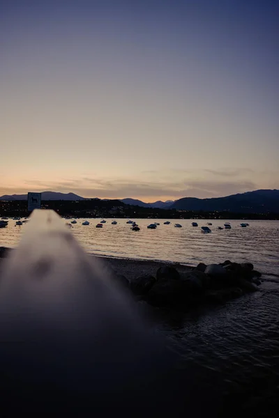 Vertikal Bild Den Vackra Solnedgången Över Gardasjön Med Båtar — Stockfoto