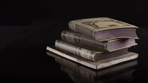 Eine Nahaufnahme Eines Stapels Alter Bücher Isoliert Auf Schwarzem Hintergrund — Stockfoto