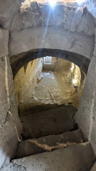 Жуткий Вид Старую Нисходящую Лестницу Подвал — стоковое фото