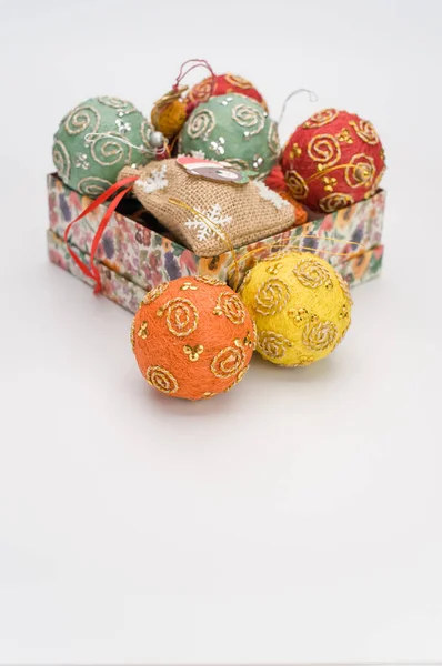 Bolas Decorativas Natal Multicoloridas Estatuetas Uma Caixa Com Sapce Para — Fotografia de Stock
