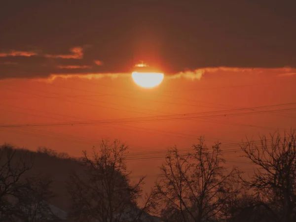 Sabahları Bulutlara Yükselen Kırmızı Bir Güneş — Stok fotoğraf