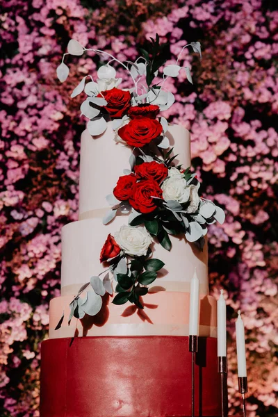 Pastel Boda Decorado Con Rosas Rojas — Foto de Stock