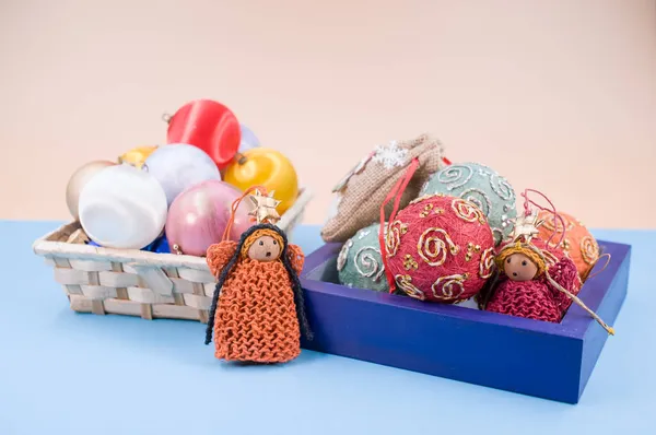 Veelkleurige Kerstballen Beeldjes Een Blauw Houten Doosje Met Spint Voor — Stockfoto