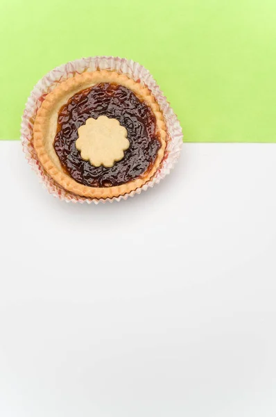 Tarta Mermelada Cereza Aislada Una Taza Respaldo Papel Sobre Fondo — Foto de Stock