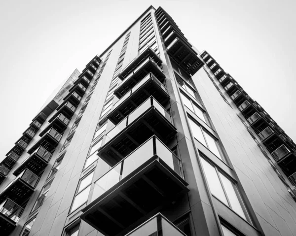 Grayscale Shot Modern Residential Building Daylight — Stock Photo, Image