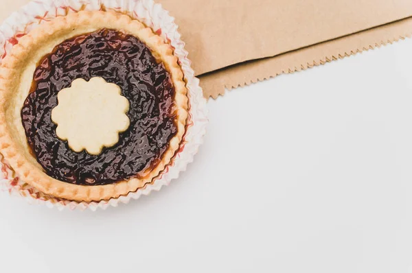 Tarta Mermelada Cereza Aislada Una Taza Respaldo Papel Sobre Fondo — Foto de Stock