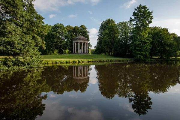 Uma Paisagem Serena Lago Leibniztempel Marco Histórico Hanôver Alemanha — Fotografia de Stock