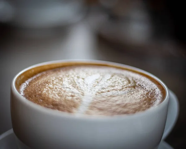 Selektywne Zbliżenie Filiżanki Gorącej Latte — Zdjęcie stockowe