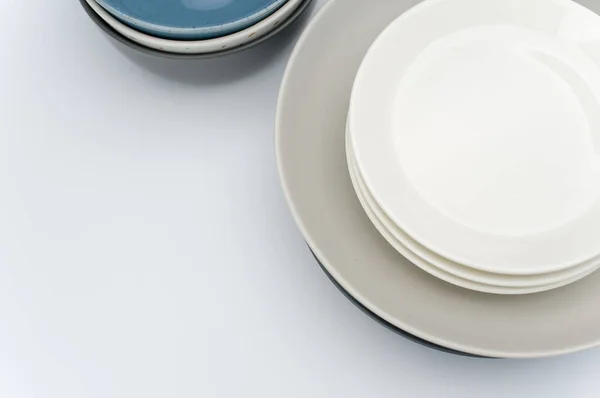 Σετ Πολύχρωμων Κεραμικών Μπολ Και Πιάτα Λευκό Τραπέζι Χώρο Αντιγραφής — Φωτογραφία Αρχείου