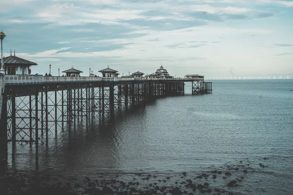 Пейзаж Причала Лландидно Окруженный Морем Облачным Небом Великобритании — стоковое фото