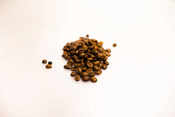 Egy Közeli Kép Kávébabról Fehér Háttérrel — Stock Fotó