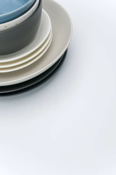 一套彩色陶瓷碗和盘子放在有复制空间的白色台面上 — 图库照片