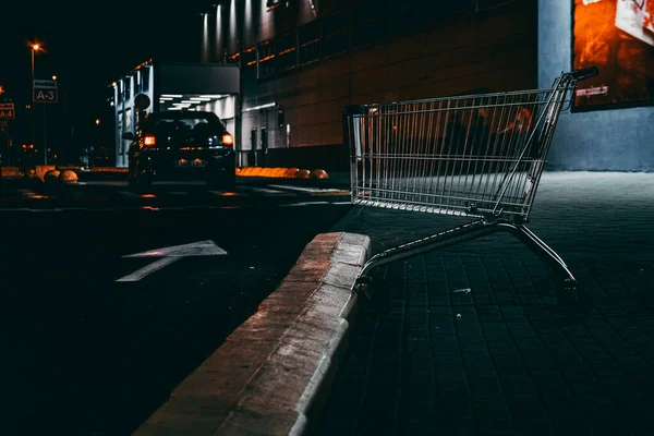 Carrinho Compras Vazio Rua Durante Noite Minsk Nemiga — Fotografia de Stock