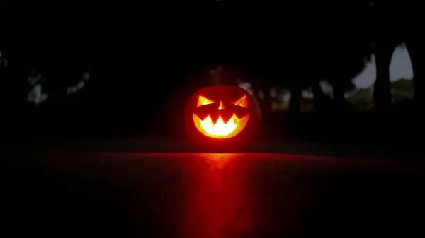 Una Zucca Ardente Con Volto Scolpito Come Simbolo Halloween — Foto Stock