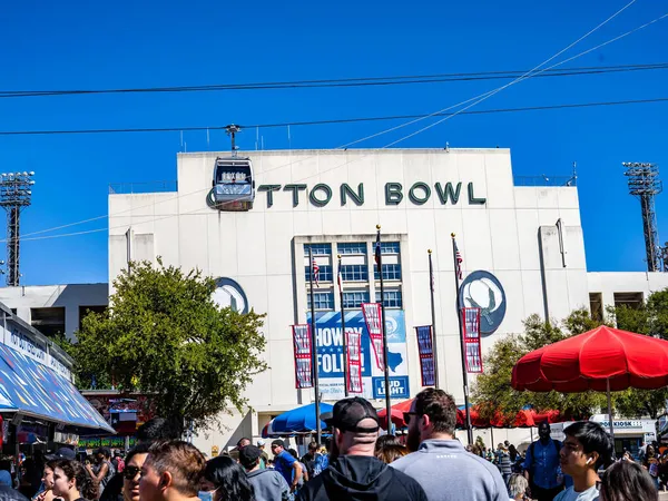 Stock image DALLAS, UNITED STATES - Oct 19, 2021: A shot of crowded people in front of the Cotton bowl at the Texas State Fair