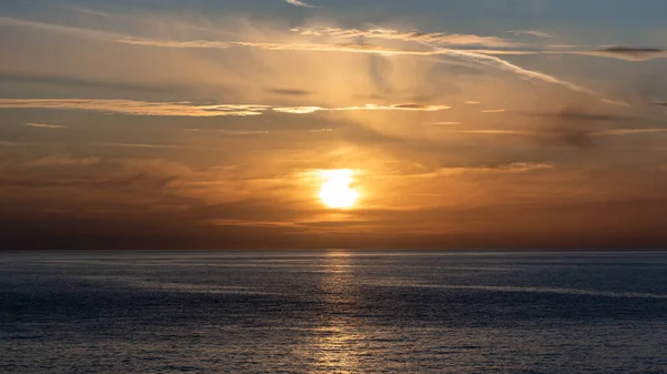 Ein Wunderbarer Horizont Des Meeres Dramatischen Sonnenuntergang — Stockfoto