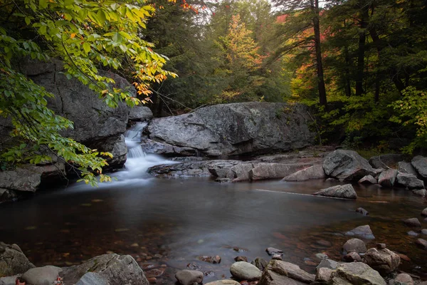 Una Hermosa Vista Del Río Que Fluye Sobre Las Rocas —  Fotos de Stock