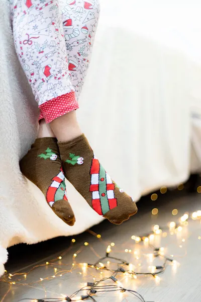Вертикальный Снимок Ног Ребенка Разноцветными Носками Концепция Веселого Рождества — стоковое фото