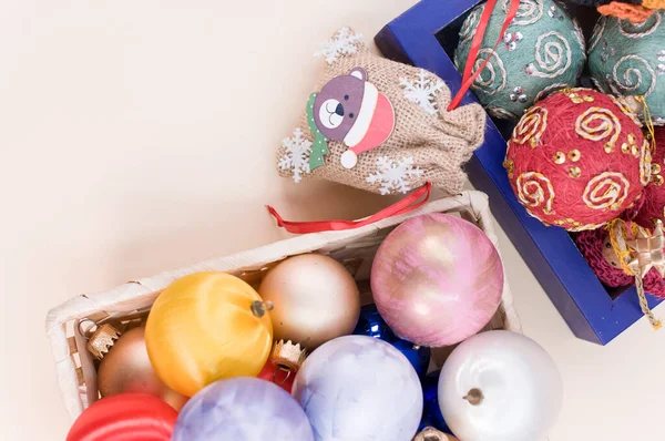 Bolas Decorativas Navidad Multicolores Figuritas Una Caja Madera Azul Con — Foto de Stock