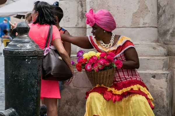 Havana Cuba Ekim 2021 Çiçekli Renkli Elbiseli Siyah Bir Kadın — Stok fotoğraf