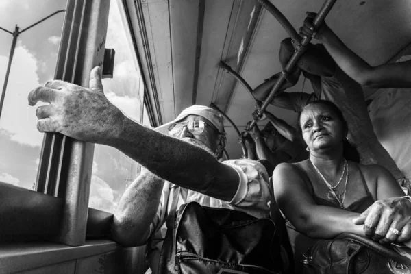 2019年9月23日 在古巴哈瓦那的公共巴士上对人群进行灰度拍摄 — 图库照片