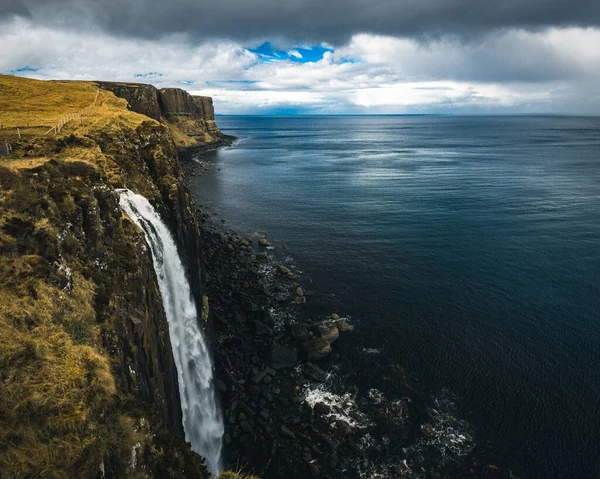 Una Vista Fascinante Cascada Roca Kilt Isla Skye Escocia —  Fotos de Stock
