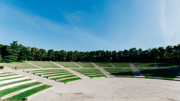 Otwarty Amfiteatr Koncertowy Trawą Schodami Madrycie Hiszpania Słoneczny Dzień — Zdjęcie stockowe