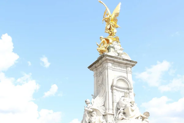 Krásný Záběr Zlatých Soch Andělů Věži Buckinghamském Paláci Londýně Anglie — Stock fotografie