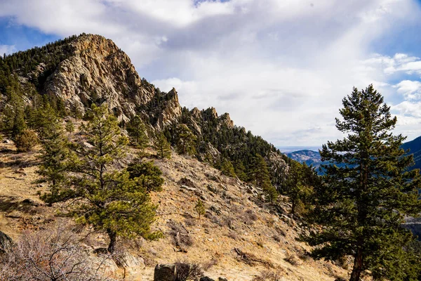 Пейзаж Скалистых Холмов Покрытых Зеленью Солнечным Светом Голубым Облачным Небом — стоковое фото