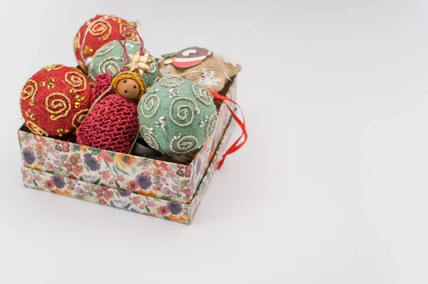 Flerfärgad Jul Dekorativa Bollar Och Figurer Låda Med Saft För — Stockfoto